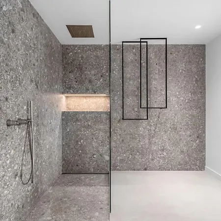 Scandinavian 3 Bdrm Penthouse Apartment *
